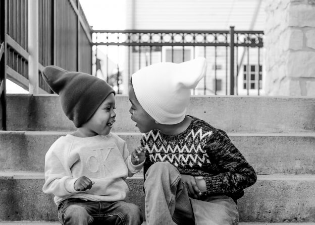 Zwei Jungs in tiefer Kommunikation